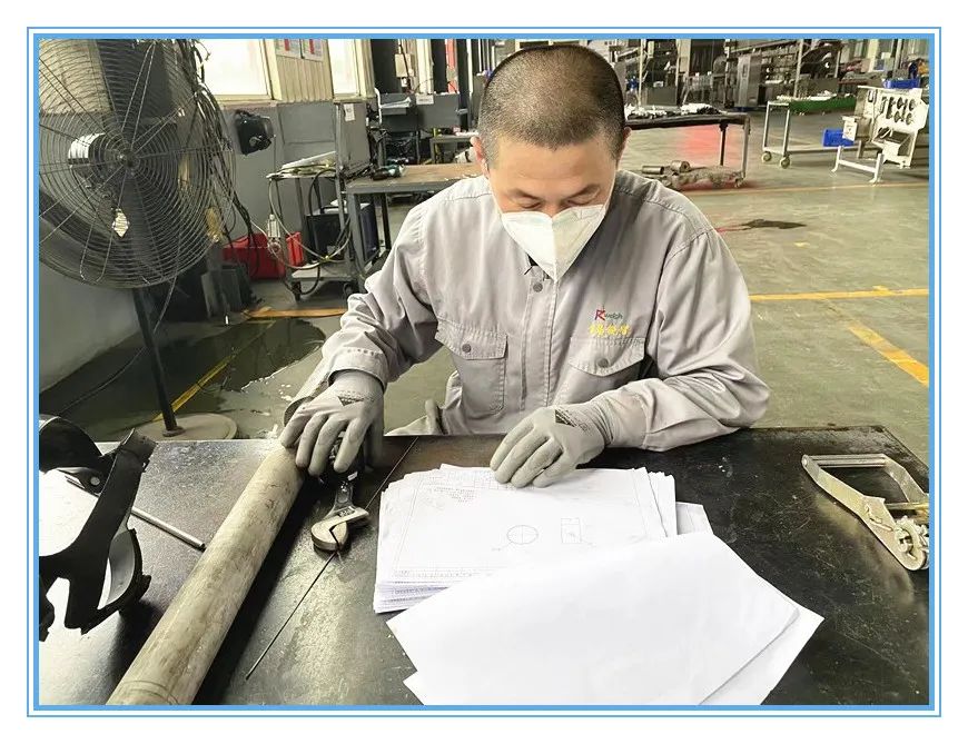 榜樣的力量系列報道—午間看圖紙的咸師傅